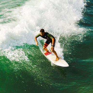 Hombre en forma practica surf Monica H. Rosety Masajes TNDR