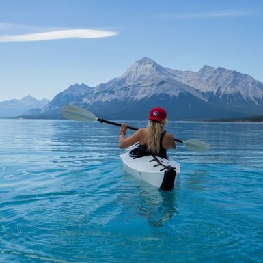 Mujer en canoa practica deporte Monica H. Rosety Masajes TNDR