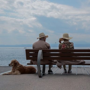 Pareja ancianos en buena forma descansando Monica H. Rosety Masajes Otros